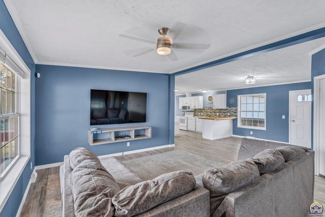 319 SE 44th Ter, Topeka, KS 66609