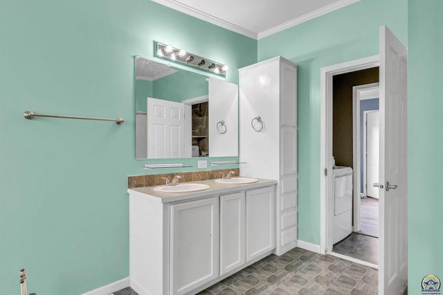 319 SE 44th Ter, Topeka, KS 66609