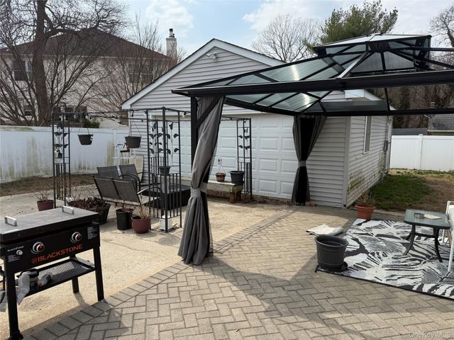 2 1st Street, Coram, NY 11727