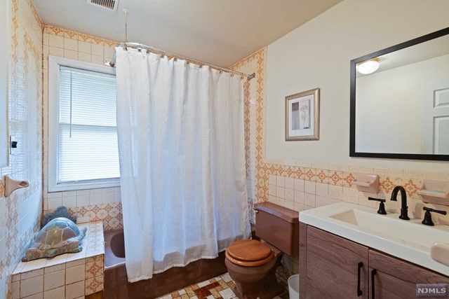 905 Lake Avenue, Clark, NJ 07066