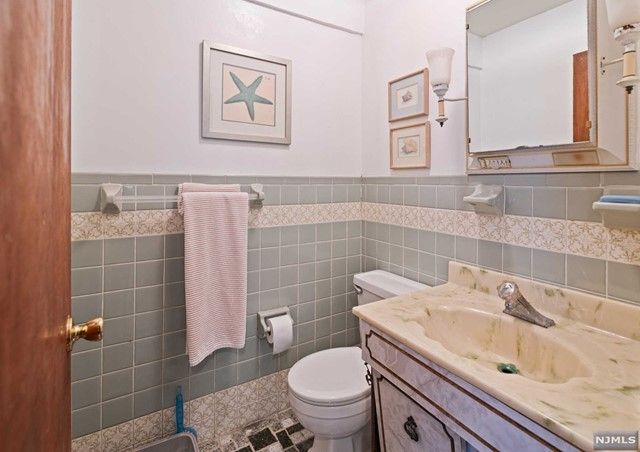 905 Lake Avenue, Clark, NJ 07066