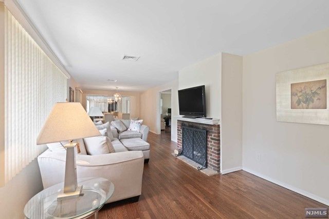 905 Lake Avenue, Clark, NJ 07066
