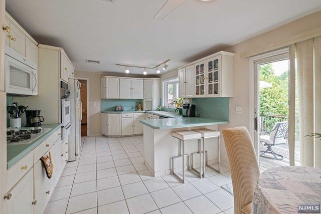 905 Lake Avenue, Clark, NJ 07066