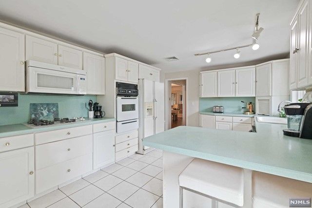 905 Lake Avenue, Clark, NJ 07066