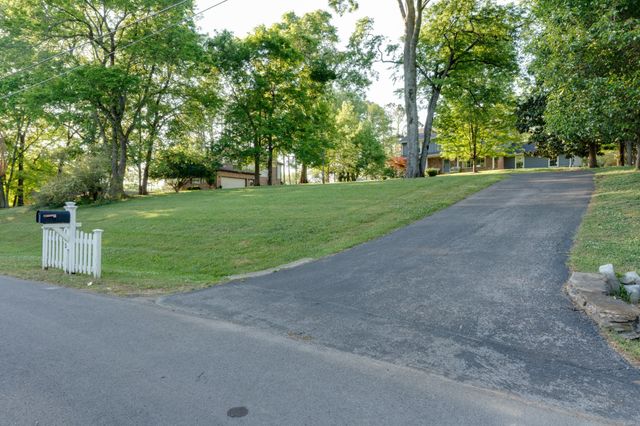 105 Trout Valley Dr, Hendersonville, TN 37075