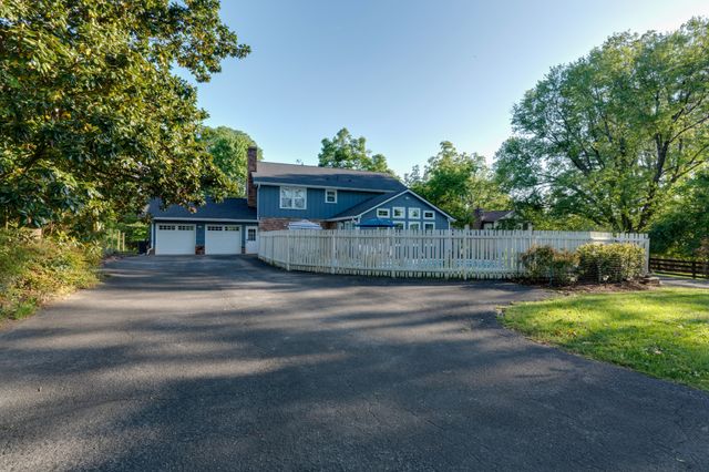 105 Trout Valley Dr, Hendersonville, TN 37075