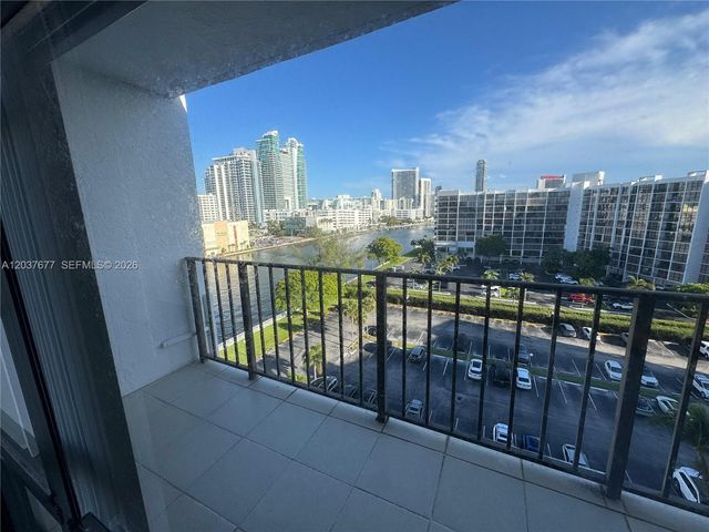 800 Parkview Dr 1018, Hallandale Beach, FL 33009
