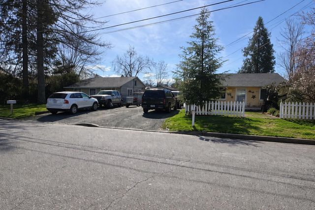 1039 SW I Street, Grants Pass, OR 97526