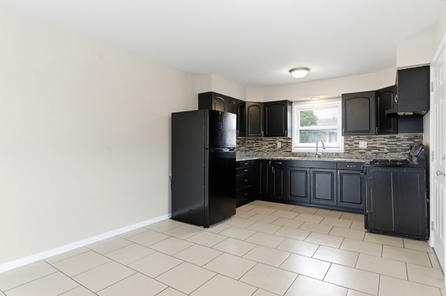 796 E 163rd Street, South Holland, IL 60473