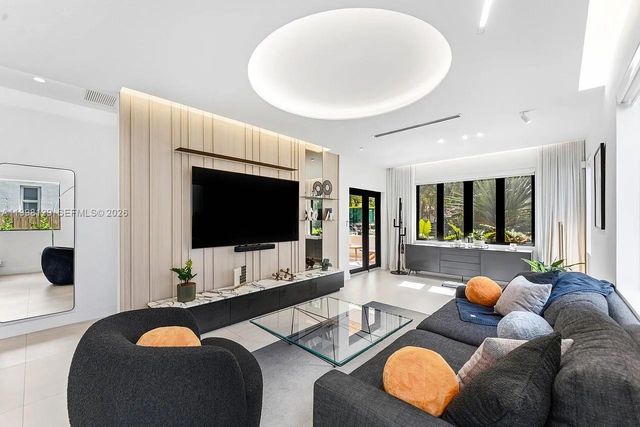 445 NE 76th St, Miami, FL 33138