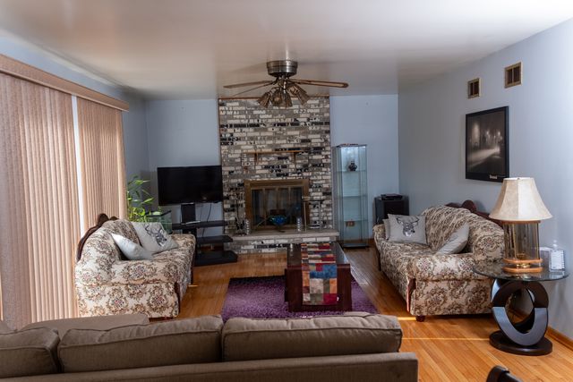 10S168 Oneill Drive, Burr Ridge, IL 60527