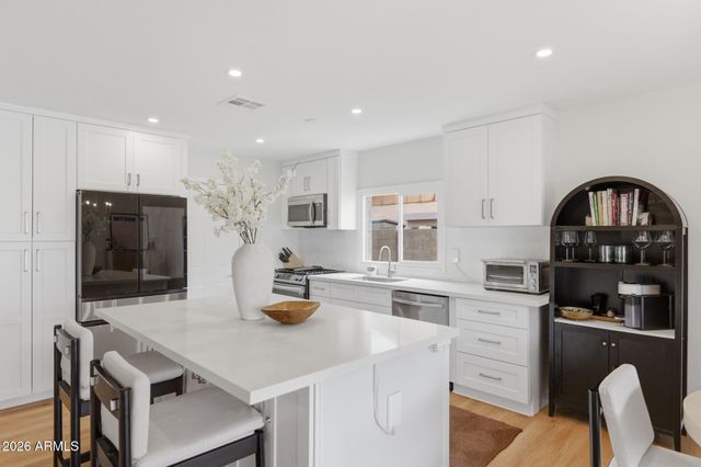 2743 E WINDROSE Drive, Phoenix, AZ 85032