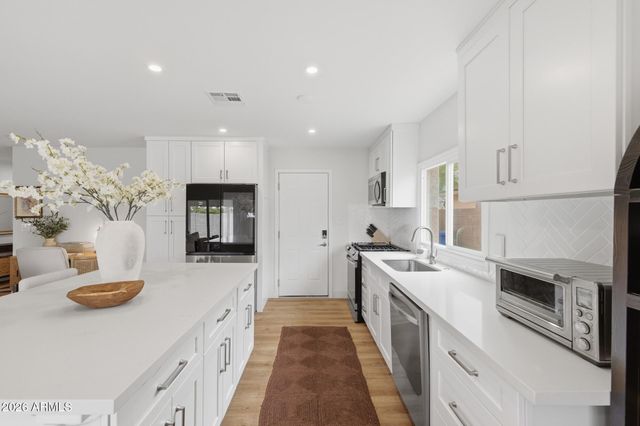 2743 E WINDROSE Drive, Phoenix, AZ 85032