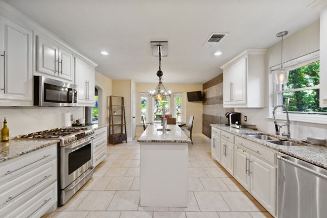 1806 Old Oak Drive, Arlington, TX 76012