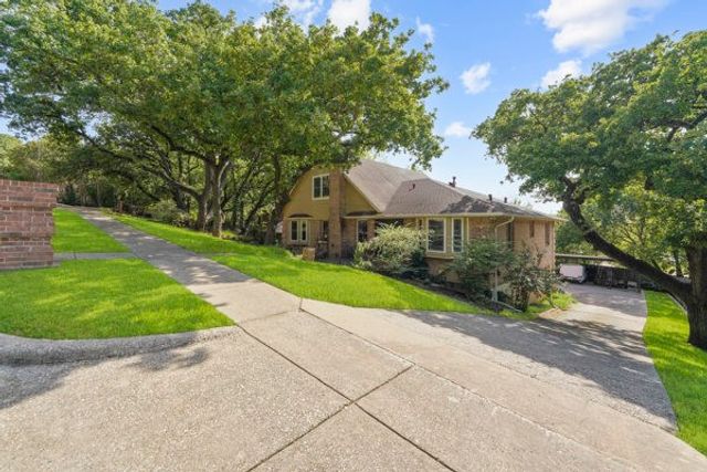 1806 Old Oak Drive, Arlington, TX 76012