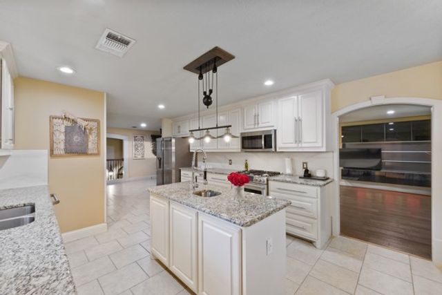 1806 Old Oak Drive, Arlington, TX 76012