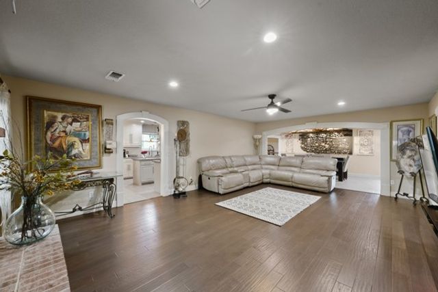 1806 Old Oak Drive, Arlington, TX 76012