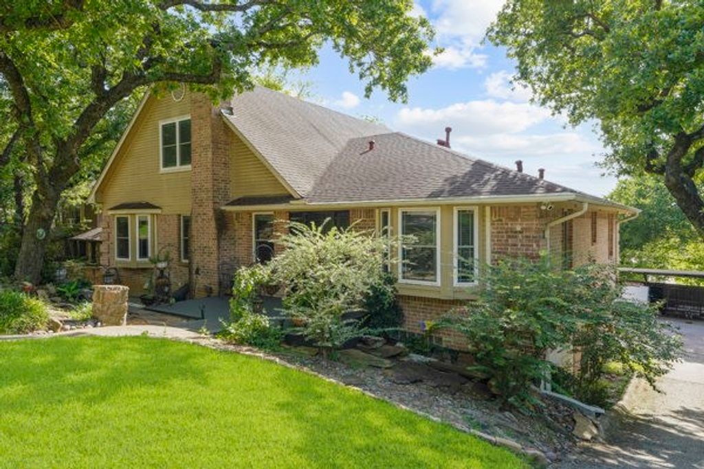 1806 Old Oak Drive, Arlington, TX 76012