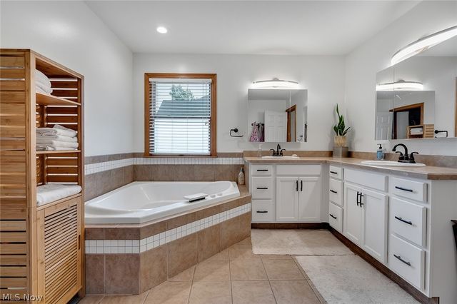 2037 Bishop Woods Court, Poland, OH 44514