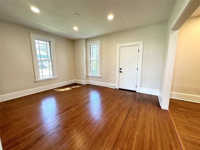 1232 Main Street, Grinnell, IA 50112