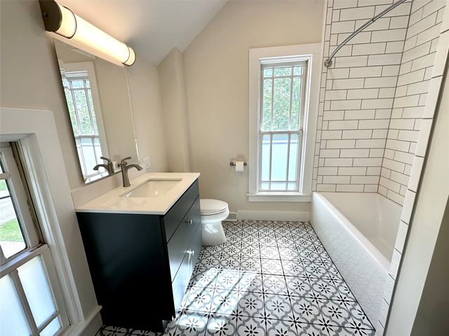1232 Main Street, Grinnell, IA 50112