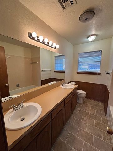 6120 SW Oakcliff Ave, Lawton, OK 73505