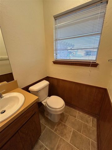 6120 SW Oakcliff Ave, Lawton, OK 73505