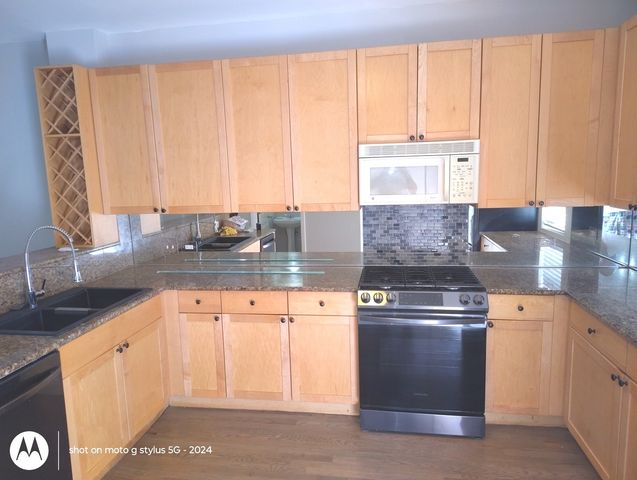 2367 E 70th Place 1A, Chicago, IL 60649