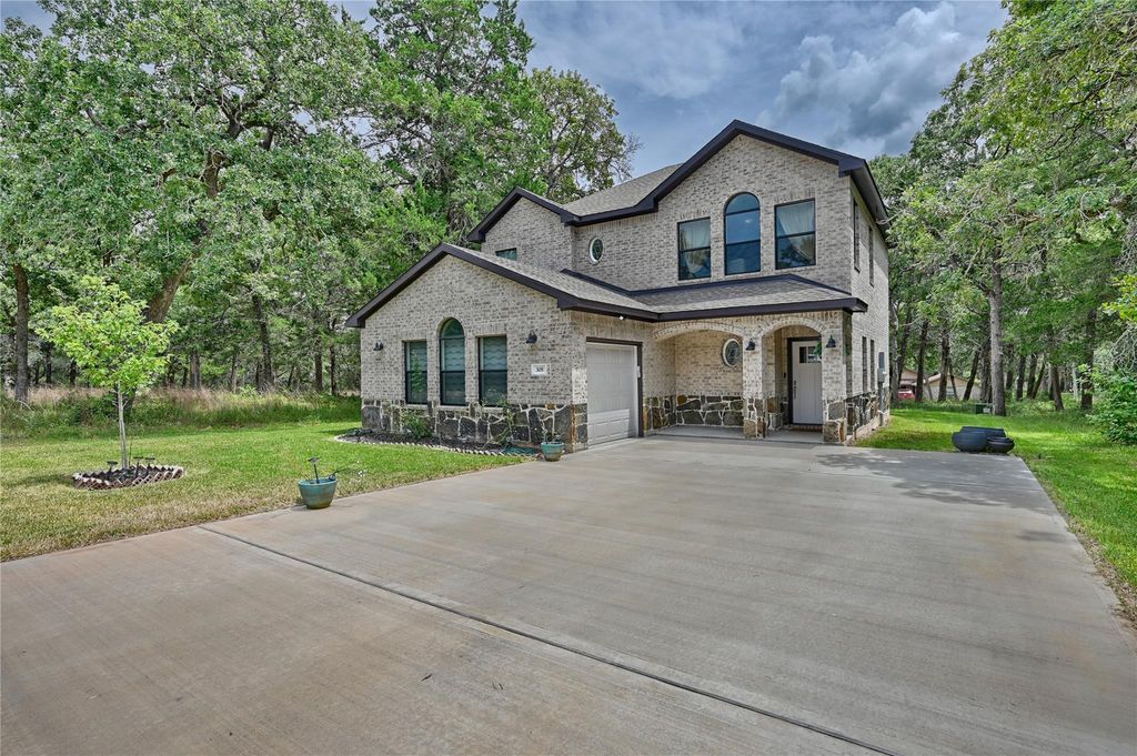 305 Pinehurst Drive, New Ulm, TX 78950
