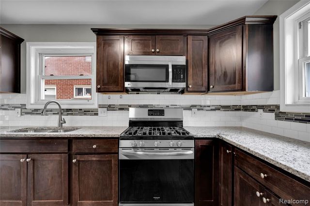 8577 Dixie Lane, Dearborn Heights, MI 48127