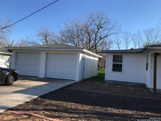 613 E Ireland St, Seguin, TX 78155