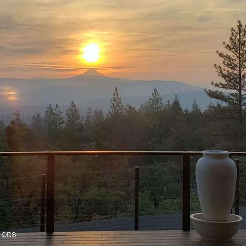 693 Ironwood Drive, Eagle Point, OR 97524