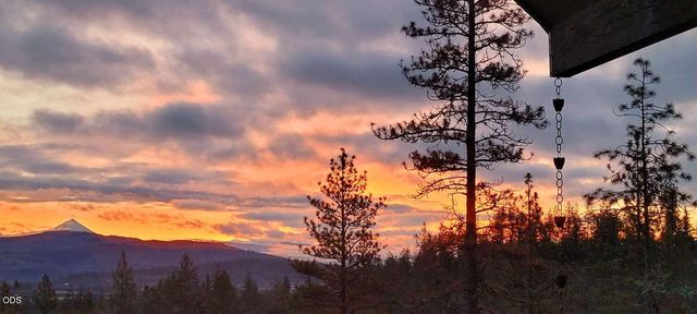 693 Ironwood Drive, Eagle Point, OR 97524
