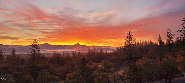693 Ironwood Drive, Eagle Point, OR 97524