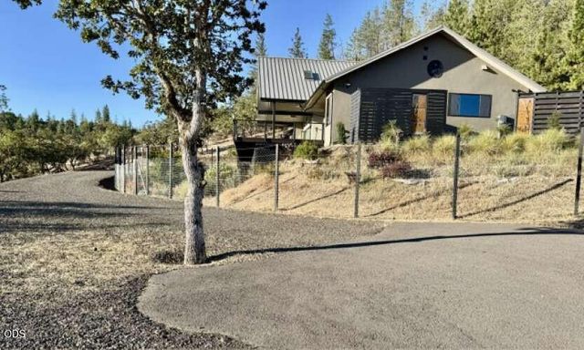693 Ironwood Drive, Eagle Point, OR 97524