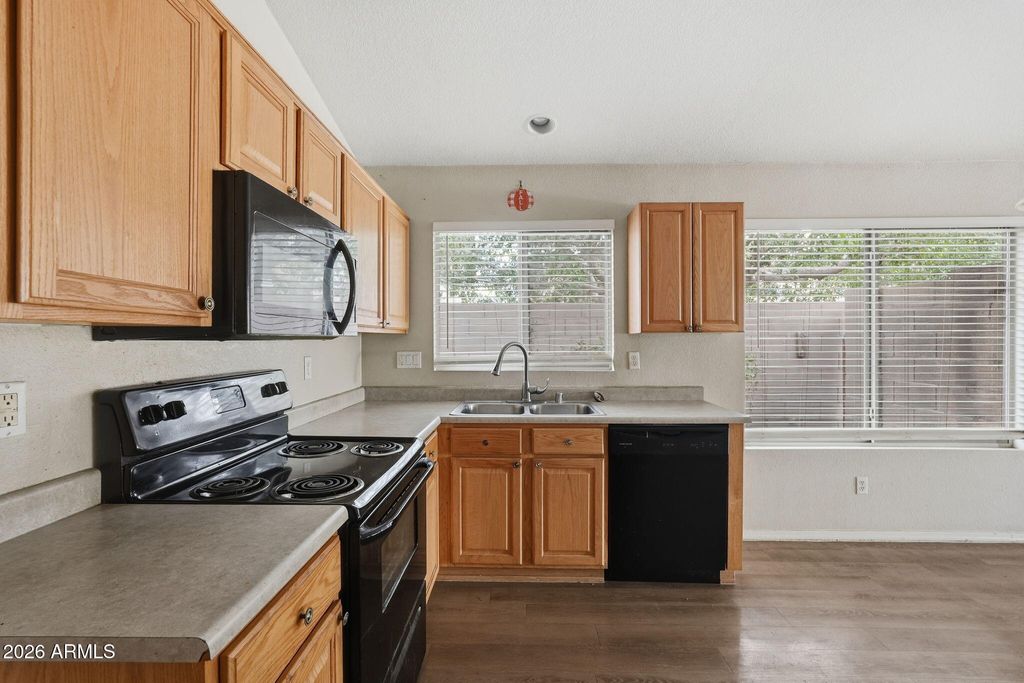 Image 11 of property listing at 2049 N 109TH Avenue, Avondale, AZ 85392