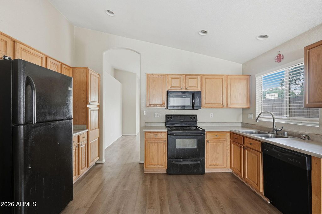 Image 13 of property listing at 2049 N 109TH Avenue, Avondale, AZ 85392