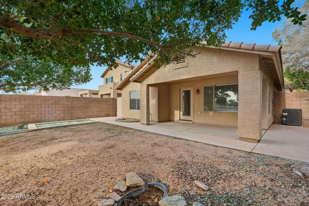 Image 28 of property listing at 2049 N 109TH Avenue, Avondale, AZ 85392
