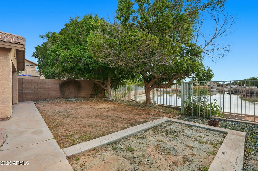 Image 30 of property listing at 2049 N 109TH Avenue, Avondale, AZ 85392