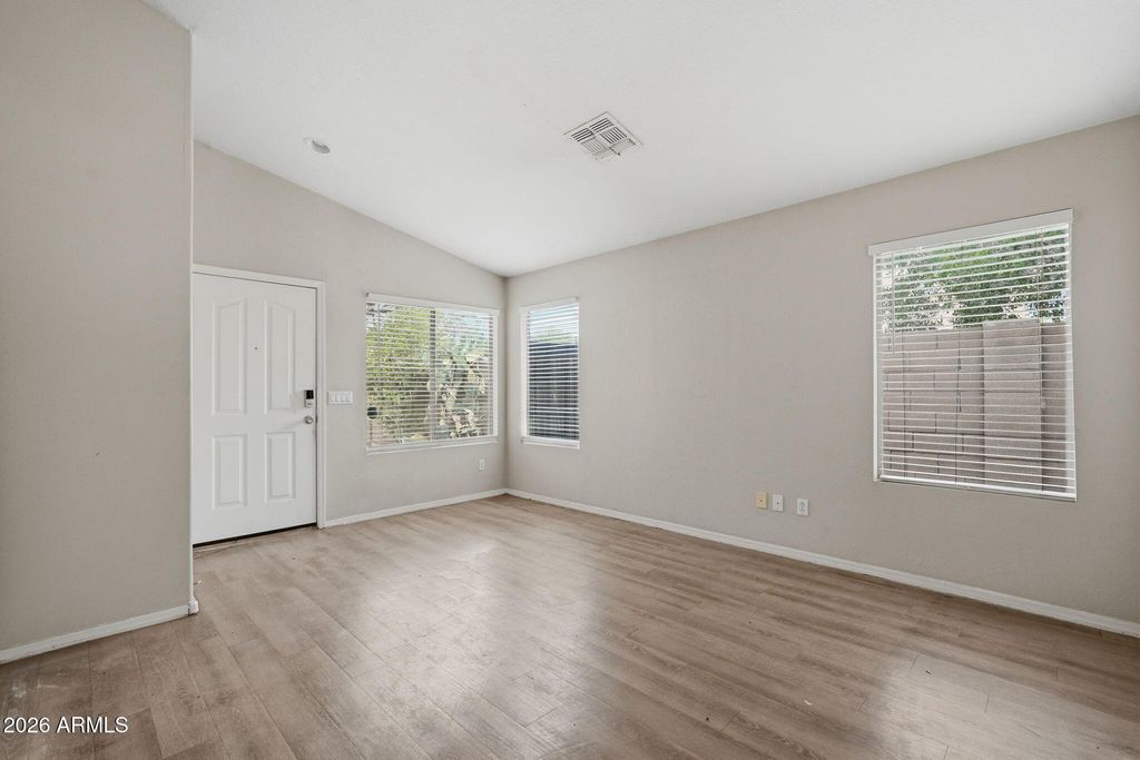 Image 4 of property listing at 2049 N 109TH Avenue, Avondale, AZ 85392