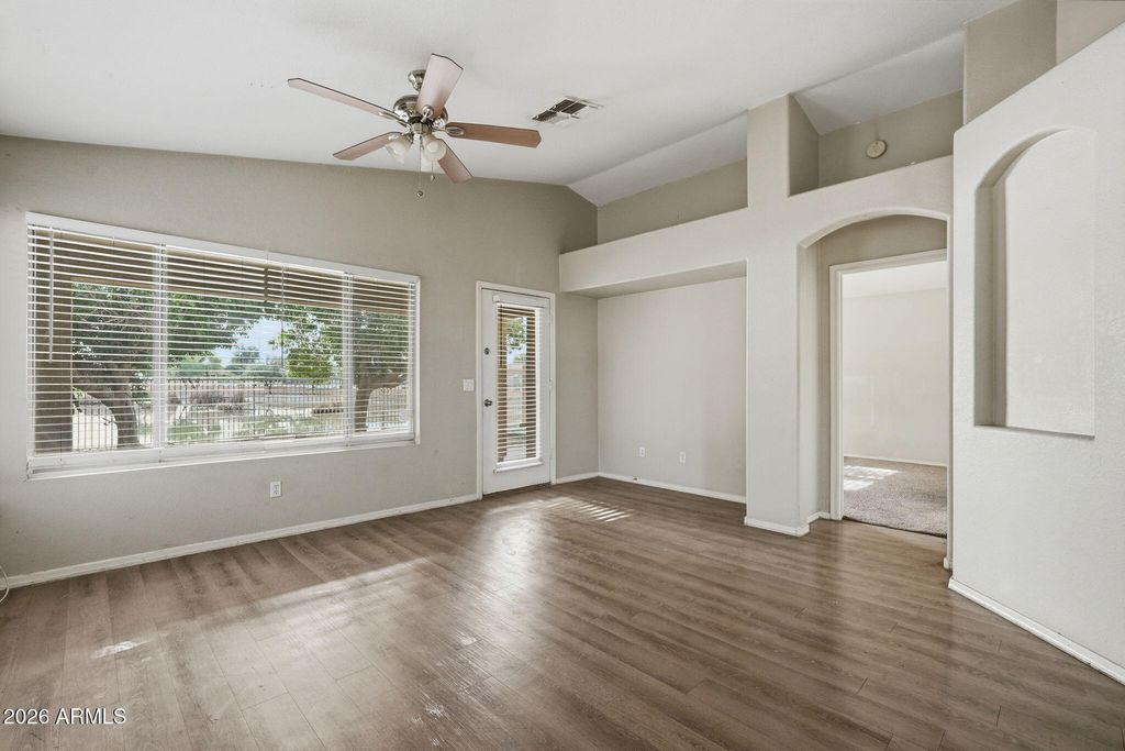 Image 5 of property listing at 2049 N 109TH Avenue, Avondale, AZ 85392