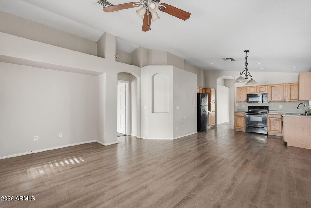 Image 6 of property listing at 2049 N 109TH Avenue, Avondale, AZ 85392