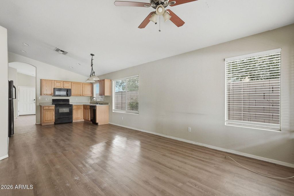 Image 7 of property listing at 2049 N 109TH Avenue, Avondale, AZ 85392