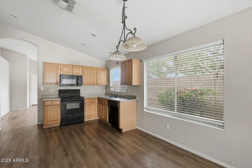 Image 8 of property listing at 2049 N 109TH Avenue, Avondale, AZ 85392