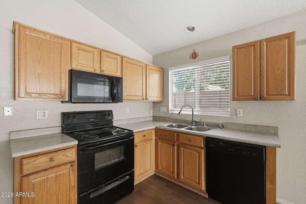 Image 9 of property listing at 2049 N 109TH Avenue, Avondale, AZ 85392