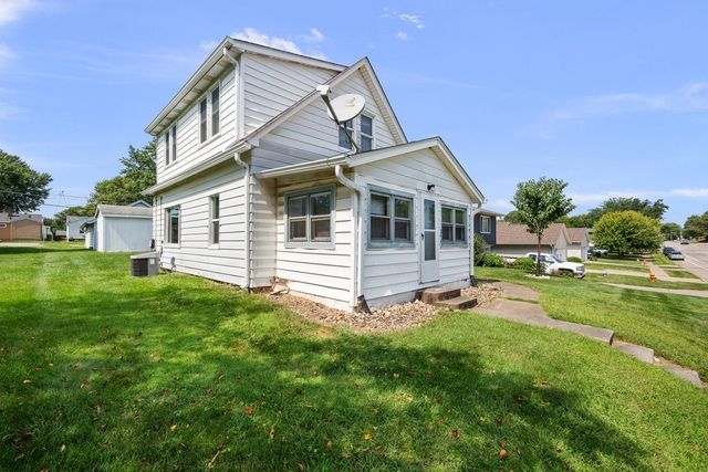 2421 34th Street, Moline, IL 61265