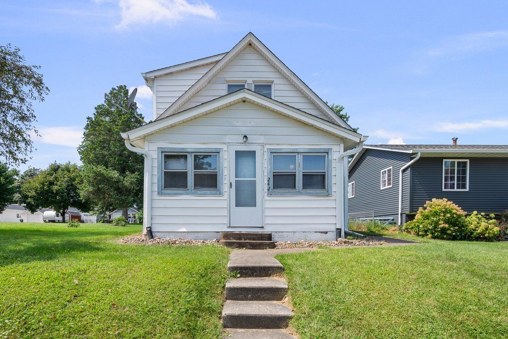 2421 34th Street, Moline, IL 61265