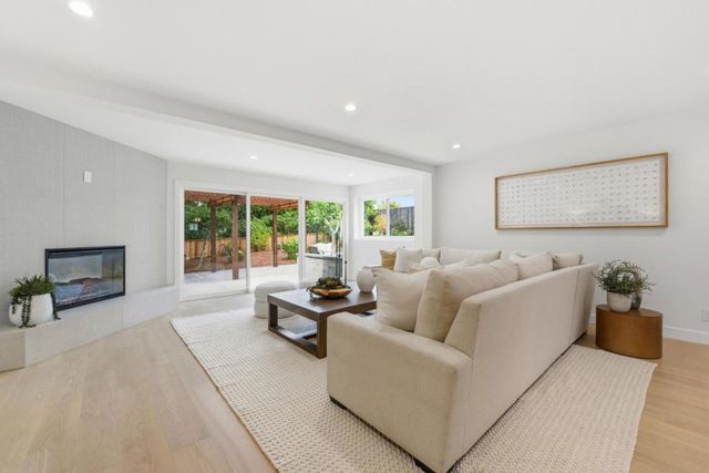 2740 Comstock Circle, Belmont, CA 94002