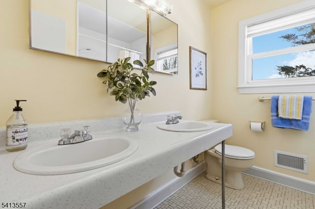 31 Saint Marys Dr, Roxbury Twp., NJ 07876