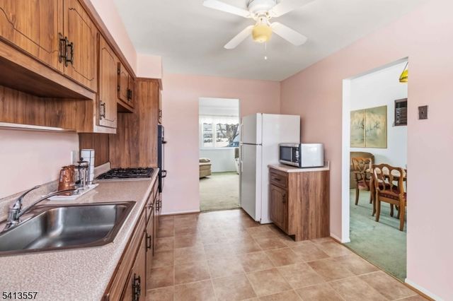 31 Saint Marys Dr, Roxbury Twp., NJ 07876